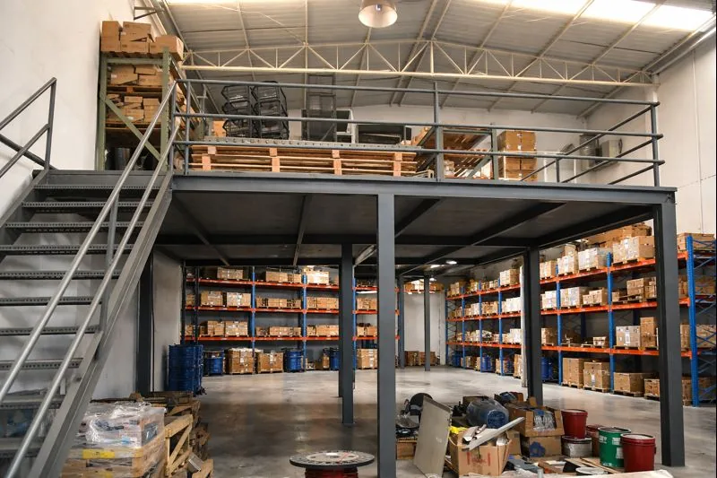 Mezanino com escada e racks de armazenagem