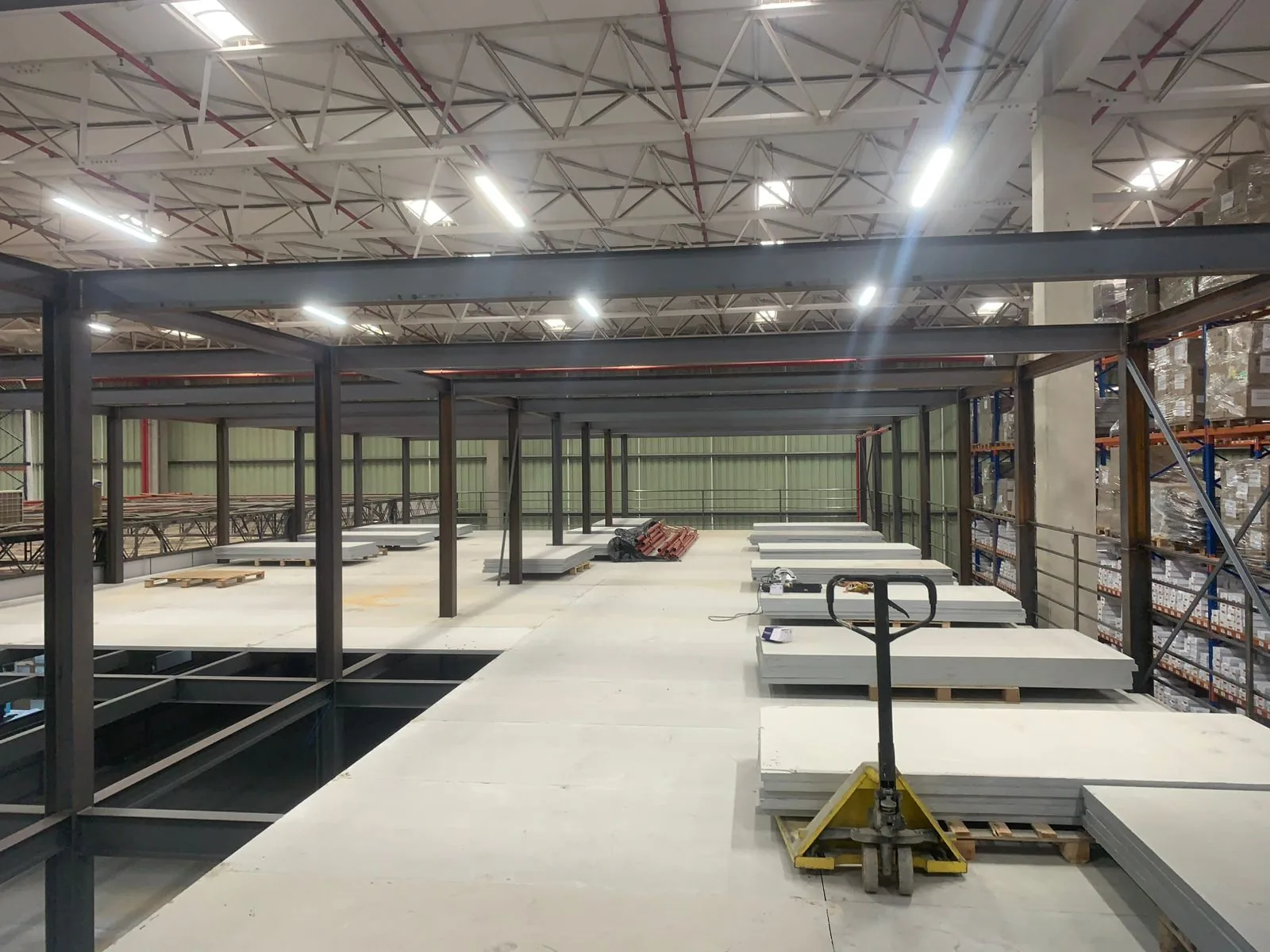 Mezanino industrial em construção